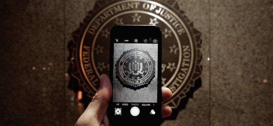 apple’s-lockdown-mode-blocks-fbi-from-accessing-reporter’s-seized-iphone