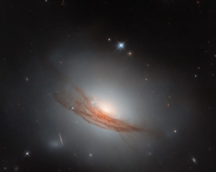 hubble-spots-lens-shaped-galaxy