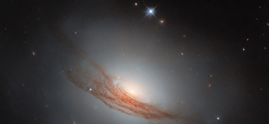 hubble-spots-lens-shaped-galaxy