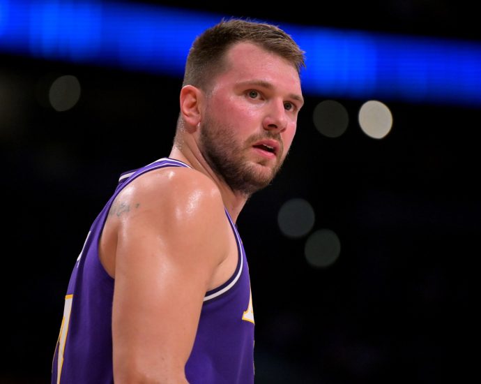 nba-roundup:-lakers-stop-76ers-despite-luka-doncic’s-injury-exit