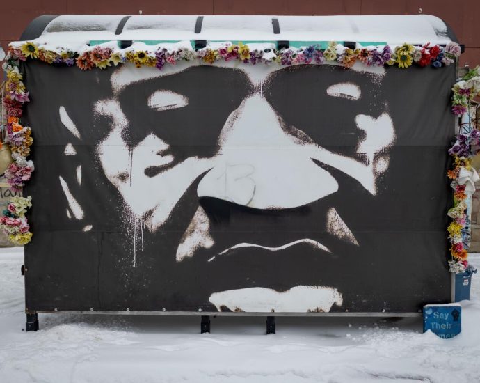 in-minneapolis,-a-mournful-pilgrimage-of-three-death-sites