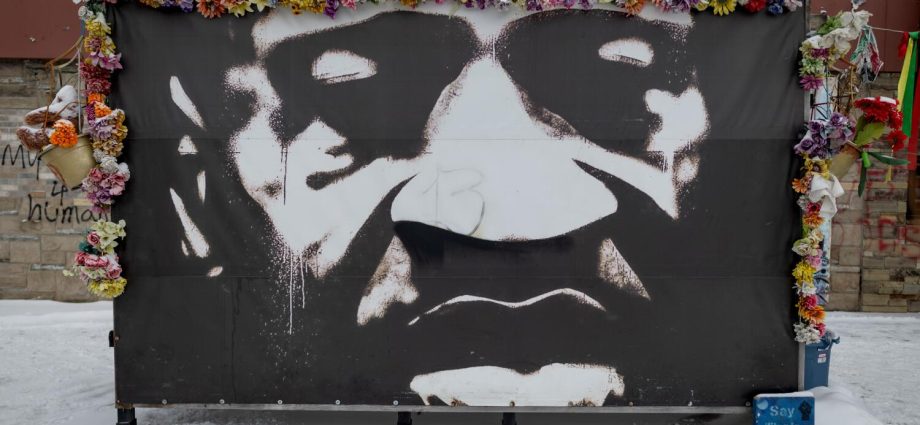 in-minneapolis,-a-mournful-pilgrimage-of-three-death-sites