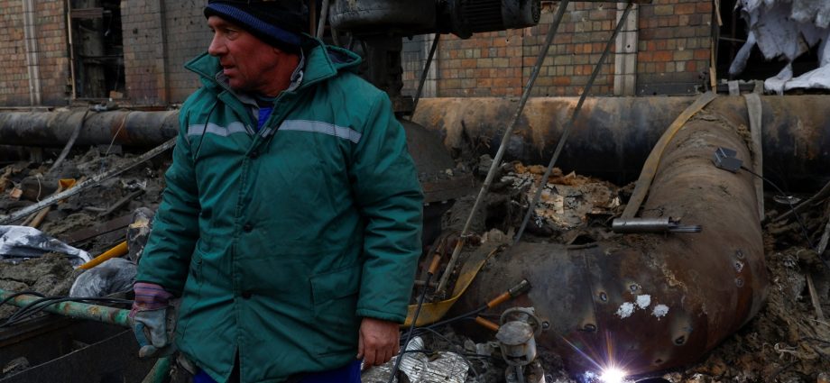 ukraine-pulls-plug-on-russian-starlink,-beefs-up-drone-defence