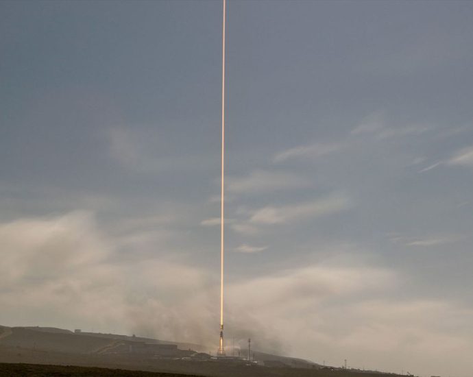 SpaceX resumes Falcon 9 flights with Starlink satellite launch from California