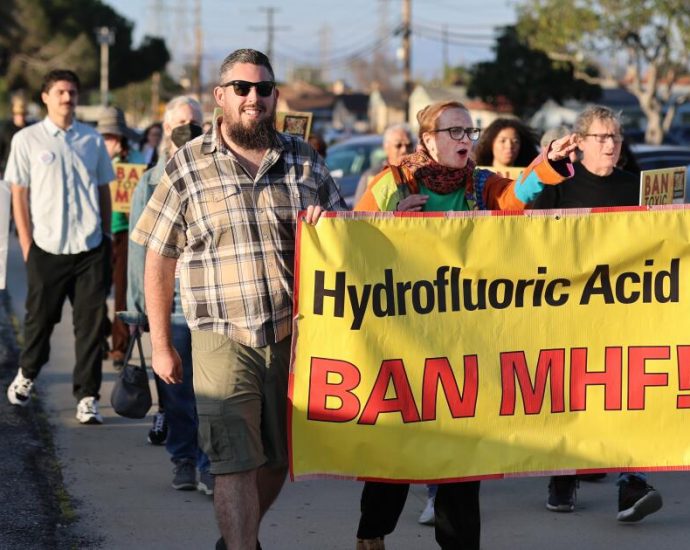 torrance-residents-call-for-the-ban-of-‘flesh-eating’-chemical-used-at-refinery