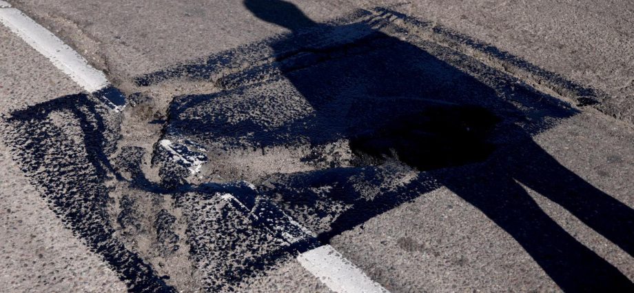commentary:-fix-the-potholes-or-fight-the-power?-that’s-the-choice-facing-california’s-next-governor
