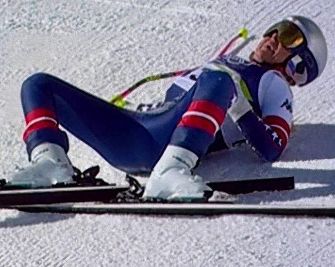 lindsey-vonn-crashes-and-is-airlifted-from-course