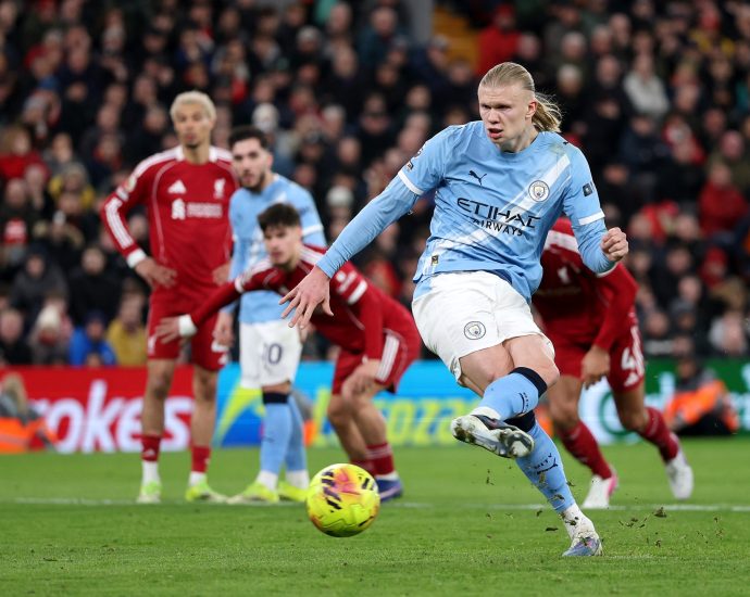 man-city-fight-back-to-win-2-1-at-liverpool-and-keep-title-hopes-alive