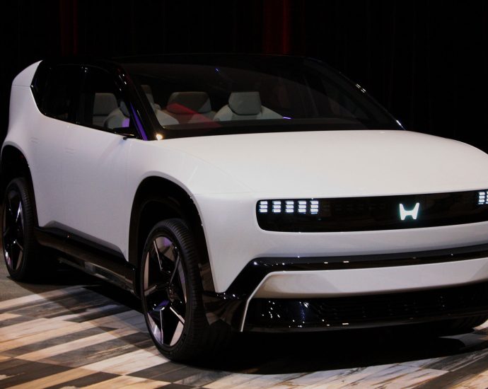 PM Carney announces return of federal EV rebate, auto strategy