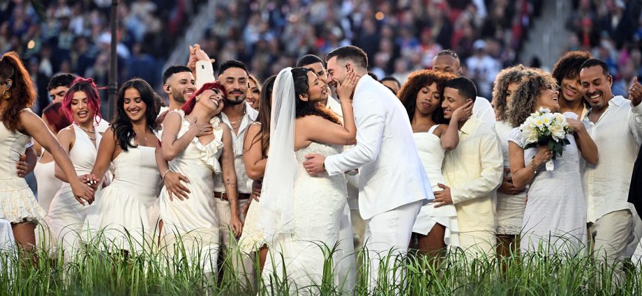 that-wedding-during-bad-bunny’s-halftime-show?-it-was-real