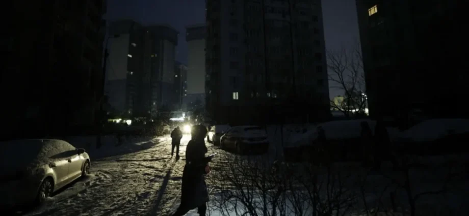 nearly-9,000-kyivans-seek-warmth-as-capital-faces-worst-power,-heating-crisis-—-zelenskyy