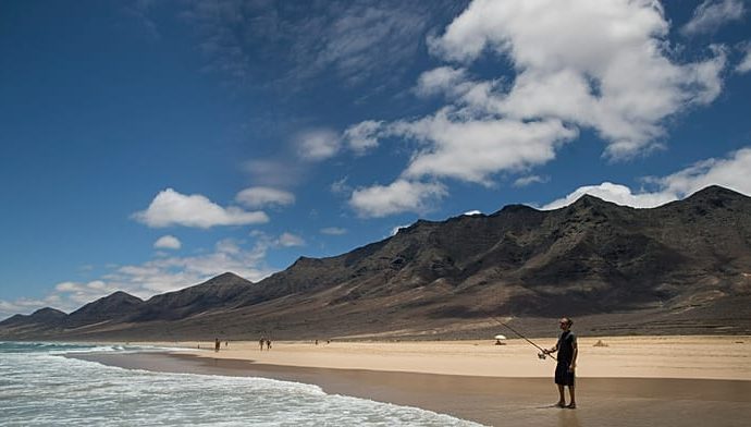 ‘our-coastline-is-completely-dead’:-canary-islands-residents-protest-against-fish-farm
