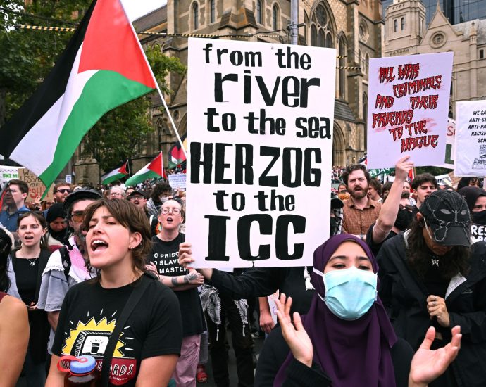 ‘war-criminal-not-welcome’:-australians-rally-against-israeli-president