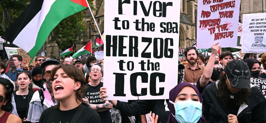 ‘war-criminal-not-welcome’:-australians-rally-against-israeli-president