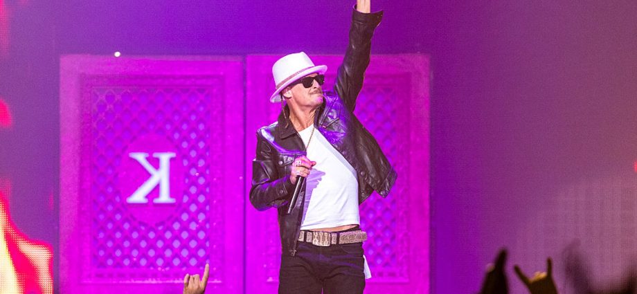 kid-rock’s-alternative-super-bowl-halftime-show-was-just-boring