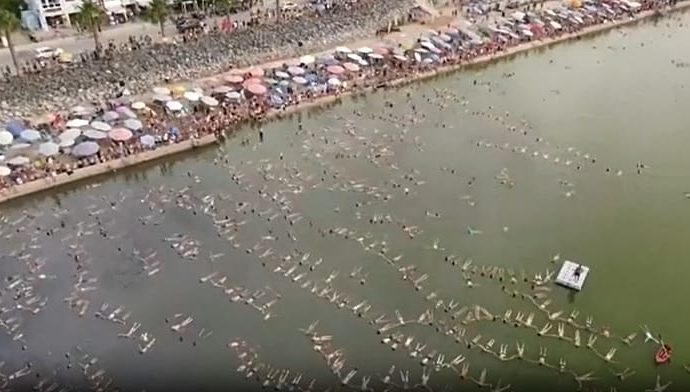 swimmers-float-at-argentine-lake-for-world-record-attempt