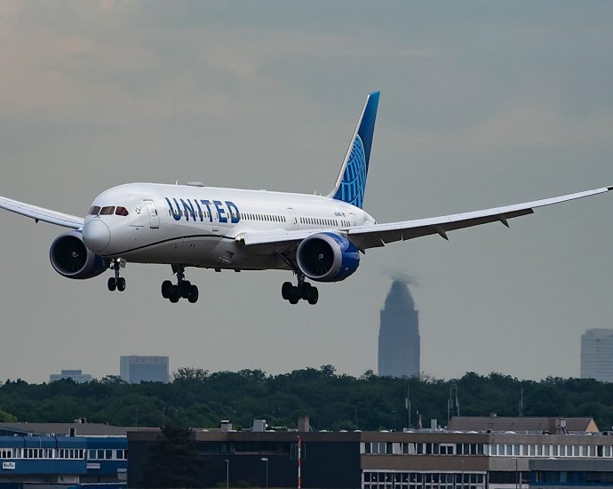boeing-delivers-united-airlines’-1st-787-9-featuring-the-largest-seatback-screens-in-the-us