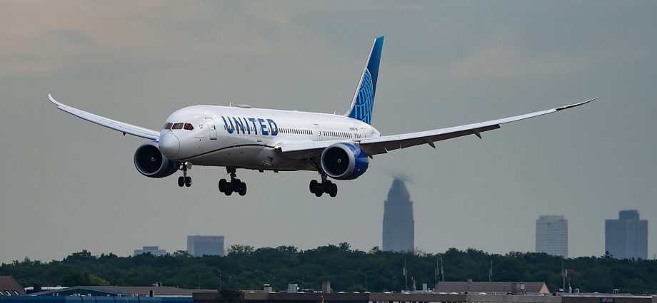 boeing-delivers-united-airlines’-1st-787-9-featuring-the-largest-seatback-screens-in-the-us