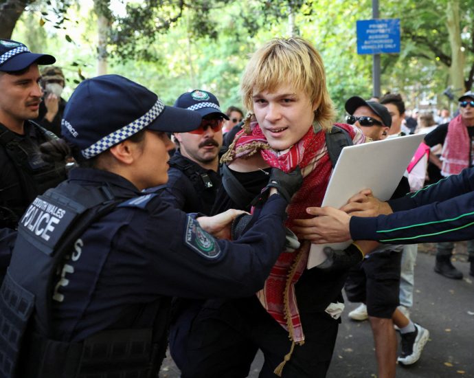australian-police-under-scrutiny-after-protesters-beaten