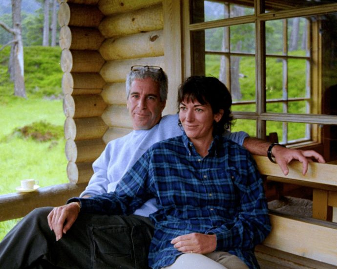 ghislaine-maxwell-seeks-pardon-in-return-for-the-traitor,-clintons’-innocence