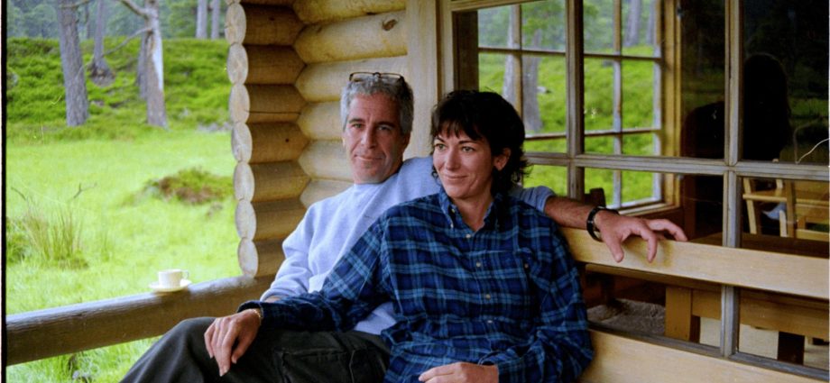 ghislaine-maxwell-seeks-pardon-in-return-for-the-traitor,-clintons’-innocence