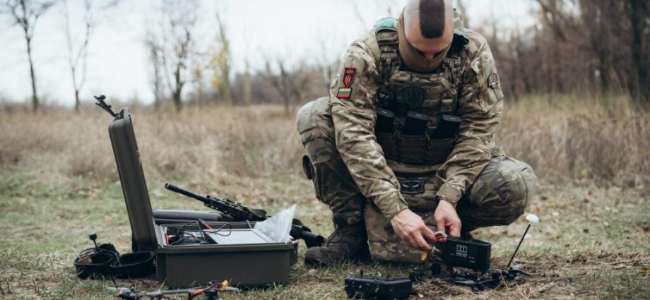 ukrainian-pilot-spots-open-hatch-on-retreating-russian-spg-—-sends-drone-straight-inside-for-kill-(video)