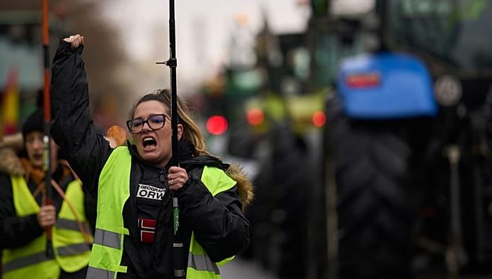 farmers-drive-tractors-through-madrid-to-oppose-mercosur-agreement