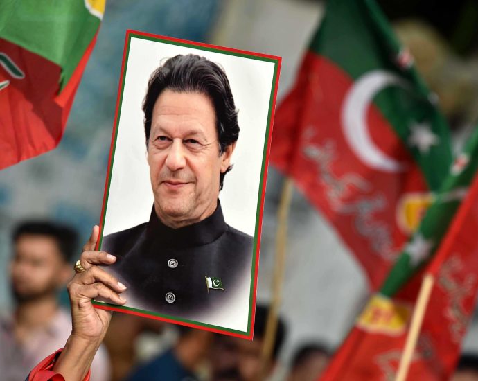 ex-pakistan-pm-imran-khan-left-with-15%-vision-in-right-eye,-court-told