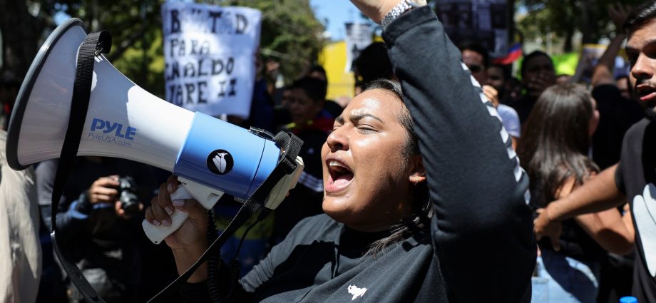 protesters-march-in-venezuela-as-national-assembly-weighs-amnesty-bill