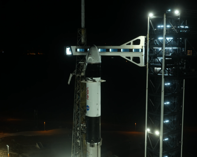 crew-12:-access-arms-retracts