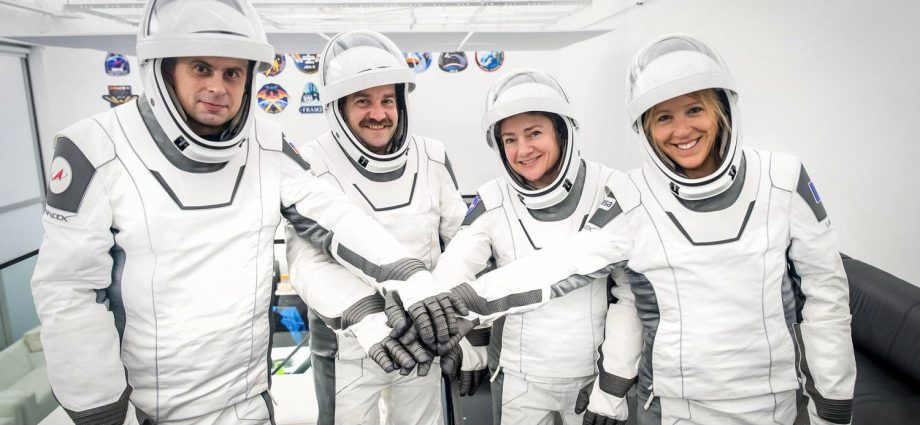 four-astronauts-launch-to-space-station-after-prior-crew’s-early-departure