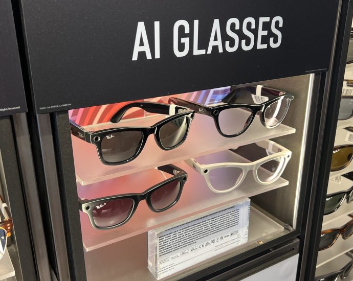 why-meta-is-waiting-for-the-right-moment-to-introduce-smart-glasses-with-facial-recognition