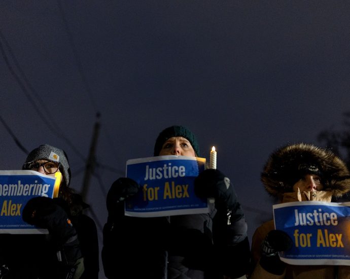 alex-pretti-died-defending-an-emt-ice-wouldn’t-let-her-treat-him.