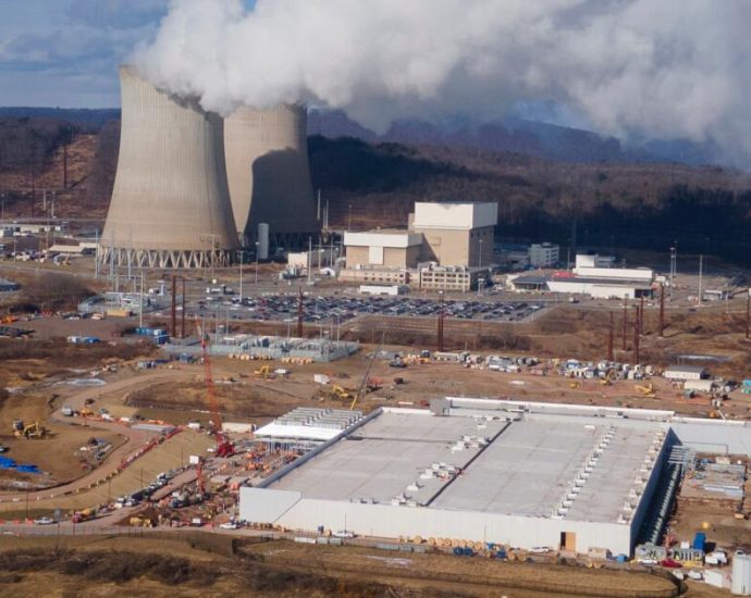 as-electricity-costs-rise,-nearly-everyone-wants-data-centers-to-pick-up-their-tab.-but-how?