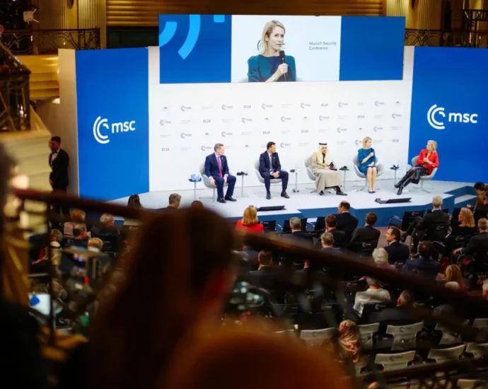 500-million-europeans-expect-37-million-ukrainians-to-hold-off-russia-from-a-heated-hotel,-they-discuss-how.