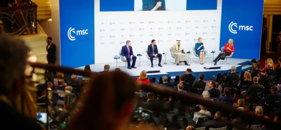 500-million-europeans-expect-37-million-ukrainians-to-hold-off-russia-from-a-heated-hotel,-they-discuss-how.