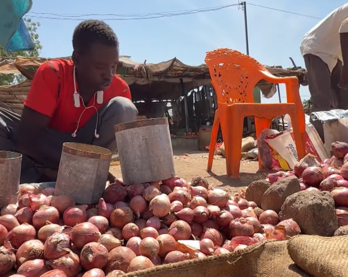 as-sudanese-city-returns-to-life-after-two-year-siege,-drone-threat-lingers