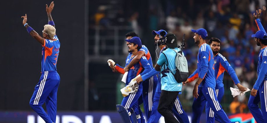 india-hammer-pakistan-to-qualify-for-t20-world-cup-super-eights