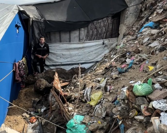 ‘rats-run-over-our-faces’:-gaza’s-displaced-forced-to-live-on-infested-land