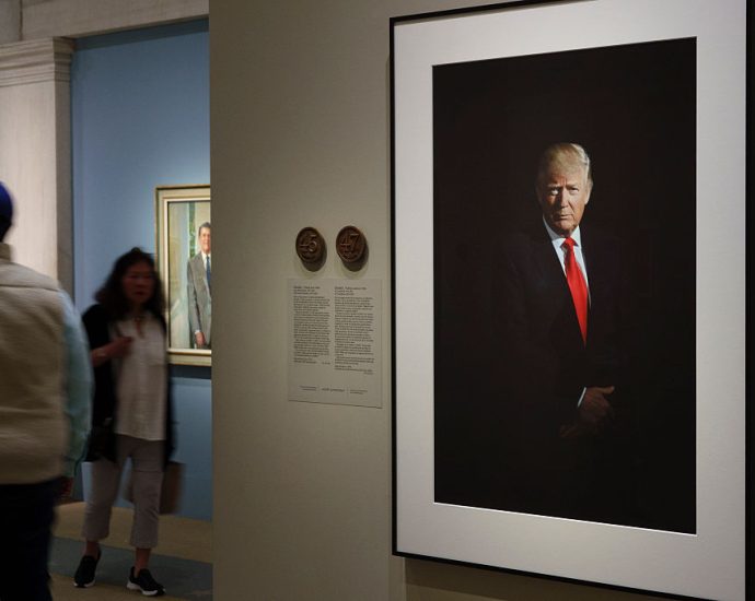 the-traitor’s-legacy-reflected-in-war-over-his-portrait