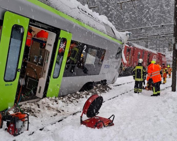 train-derails-in-switzerland,-injuring-five-amid-avalanches-in-the-alps