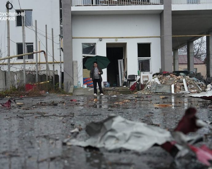 what-can-be-seen-in-this-darkness.-ten-theses-on-the-future