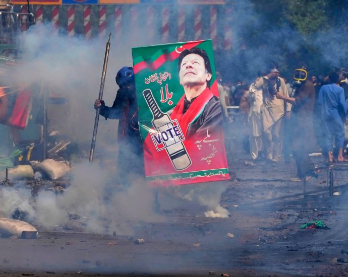 imran-khan-must-be-given-immediate-medical-attention,-cricket-legends-say