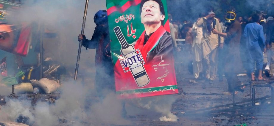 imran-khan-must-be-given-immediate-medical-attention,-cricket-legends-say