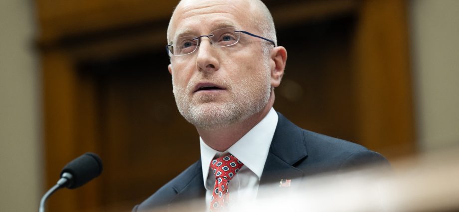 oversight-or-overreach?-federal-agencies-move-against-media-voices