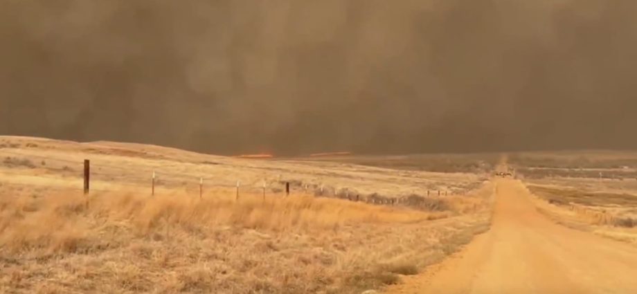 wildfires-rage-in-oklahoma-as-thousands-urged-to-evacuate-a-small-city