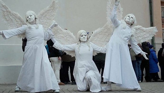 olympic-fans-experience-italy’s-colourful-carnival-in-cortina