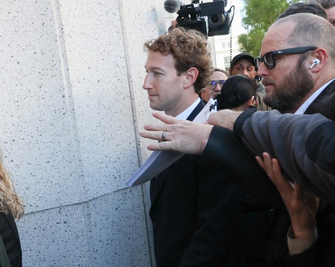 mark-zuckerberg-appears-to-be-‘served’-new-lawsuit-upon-arrival-at-court