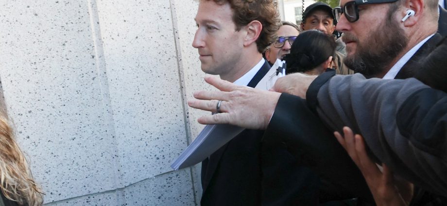 mark-zuckerberg-appears-to-be-‘served’-new-lawsuit-upon-arrival-at-court