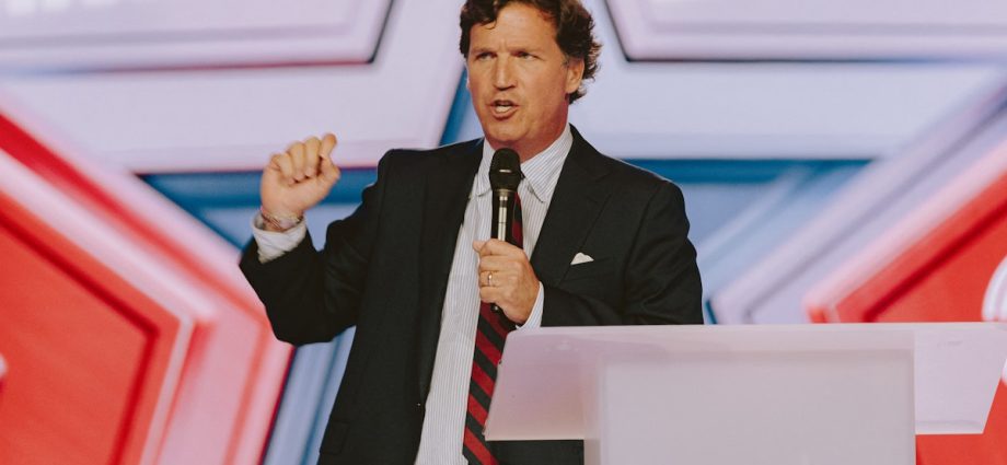 tucker-carlson-says-he-was-detained-in-israel